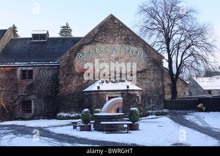 Vista esterna del Blair Atholl distillery Pitlochry in inverno highlands scozzesi Novembre 2010 Foto Stock