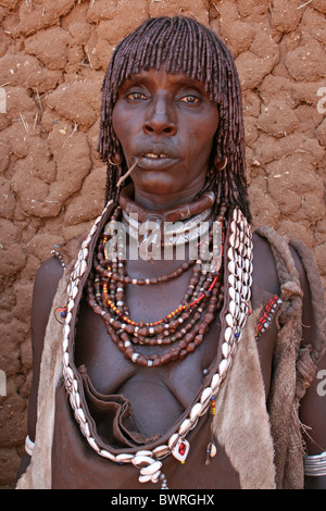 Hamer Tribe Donna, Turmi, Valle dell'Omo, Etiopia Foto Stock