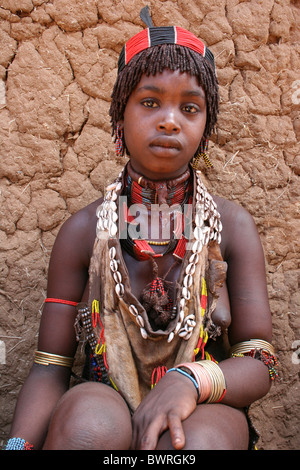 Hamer tribù ragazza indossando il tradizionale perle, Turmi, Valle dell'Omo, Etiopia Foto Stock