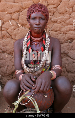 Hamer Tribe Donna, Turmi, Valle dell'Omo, Etiopia Foto Stock