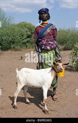 Una matura tribù Borana donna con la sua capra, Etiopia Foto Stock