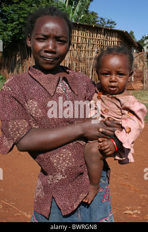 Ragazza giovane trattiene Baby sorella presi in Hagere Mariam, Etiopia Foto Stock