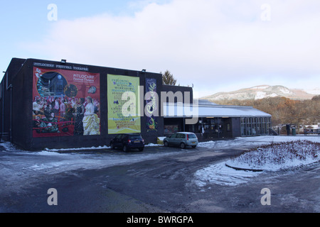 Vista esterna di pitlochry festival theatre in Scozia in inverno Novembre 2010 Foto Stock