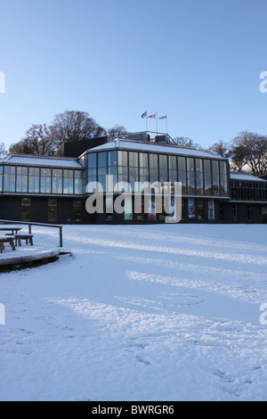 Vista esterna di pitlochry festival theatre in Scozia in inverno Novembre 2010 Foto Stock