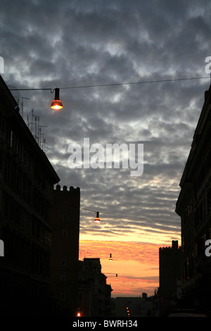 Tramonto sulla città urbana paesaggio in roma, Italia Foto Stock