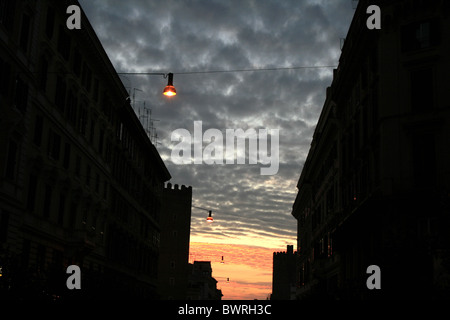 Tramonto sulla città urbana paesaggio in roma, Italia Foto Stock