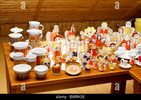 Fatte a mano in ceramica decorazioni di Natale, angeli e altre figure Foto Stock