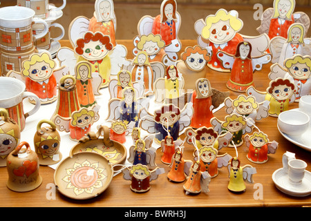 Fatte a mano in ceramica decorazioni di Natale, angeli e altre figure Foto Stock