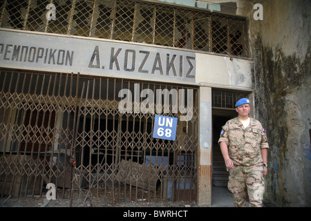 Un slovacco soldato delle Nazioni Unite in seno all'ONU zona di buffer, Nicosia, Cipro Foto Stock