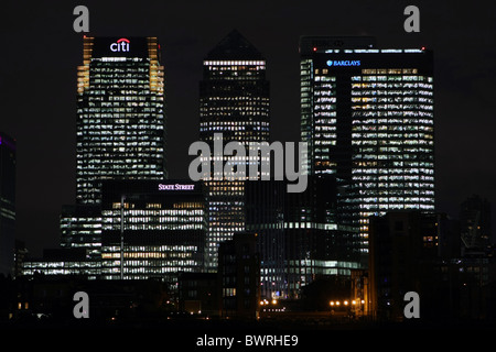 Una vista notturna di Canary Wharf, Londra, Inghilterra, preso da vicino all'Arena O2 Foto Stock