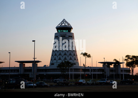 La torre di controllo a Harare International Airport, Zimbabwe. Foto Stock