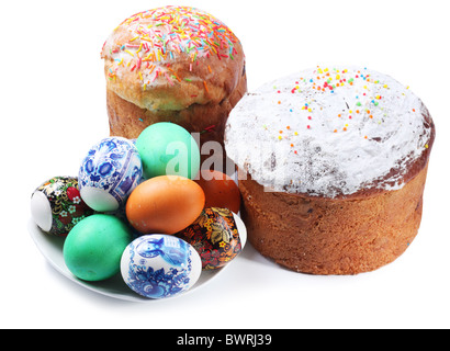 Multi-uova colorate su una piastra e torte. Vacanze di Pasqua. Isolato su un bianco Foto Stock