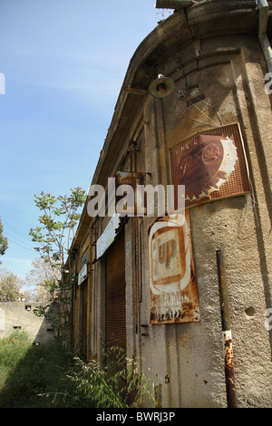 Rusty cartelli pubblicitari su un muro di casa, Nicosia, Cipro Foto Stock