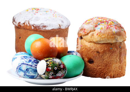 Multi-uova colorate su una piastra e torte. Vacanze di Pasqua. Isolato su un bianco Foto Stock