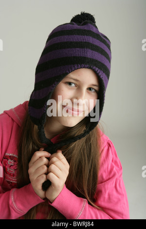 Ritratto di una ragazza di 10 anni che indossa un striata cappellino. Foto Stock