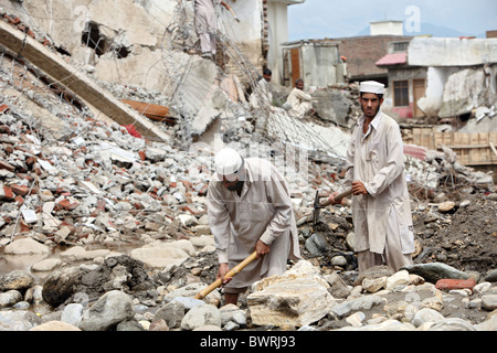 Distrutto casa sulla banca del fiume di Swat, Mingora, Pakistan Foto Stock