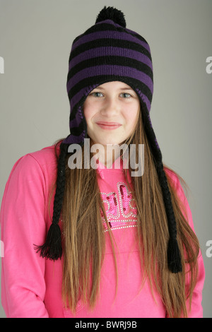 Ritratto di una ragazza di 10 anni che indossa un cappellino Foto Stock