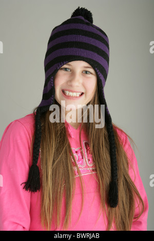 Ritratto di una ragazza di 10 anni che indossa un cappellino Foto Stock