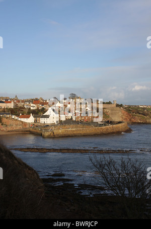 Vista in elevazione del crail villaggio ed un porto ad alta marea fife scozia novembre 2010 Foto Stock