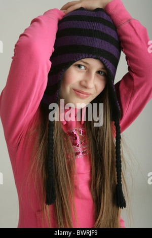 Ritratto di una ragazza di 10 anni che indossa un striata cappellino. Foto Stock