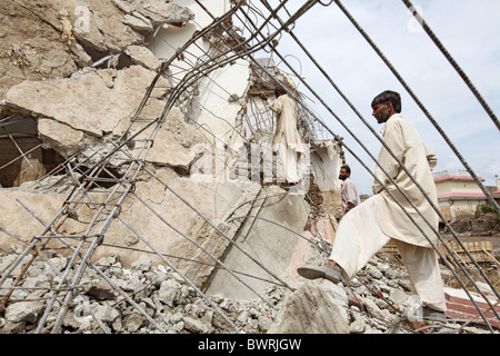 Distrutto casa sulla banca del fiume di Swat, Mingora, Pakistan Foto Stock