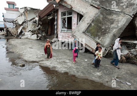 Distrutto casa sulla banca del fiume di Swat, Mingora, Pakistan Foto Stock