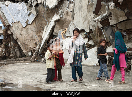 Distrutto casa sulla banca del fiume di Swat, Mingora, Pakistan Foto Stock