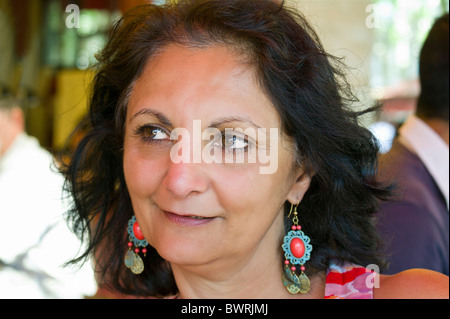 Ritratto di donna seduta in francese Café Foto Stock