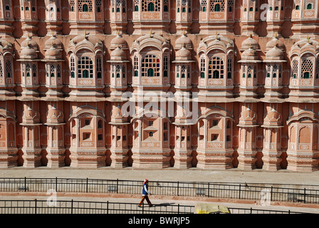 Windows all'Hava Mahal o Palazzo dei venti e passante, a Jaipur, India. Foto Stock