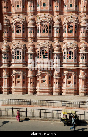 Windows all'Hava Mahal o Palazzo dei venti e passanti, a Jaipur, India. Foto Stock