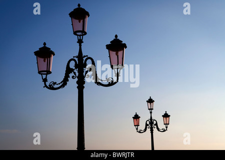 Due dei tipici Venezia storica lampioni. Foto Stock