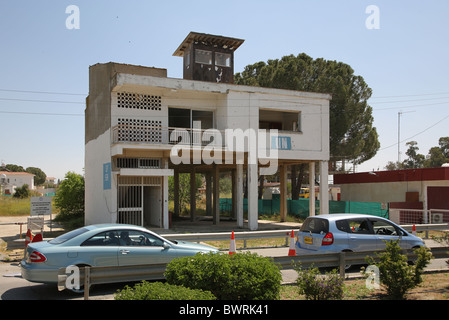 Abbandonato edificio delle Nazioni Unite in seno all'ONU zona di buffer, Nicosia, Cipro Foto Stock