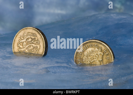 Congelati pound - monete sospeso in economia di ghiaccio Foto Stock