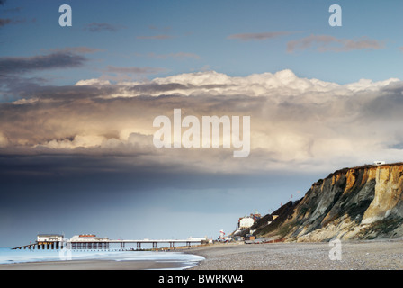 Cromer Pier dalla spiaggia di West Runton, Norfolk Foto Stock