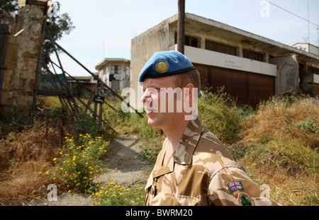 Un britannico soldato delle Nazioni Unite in seno all'ONU zona di buffer, Nicosia, Cipro Foto Stock