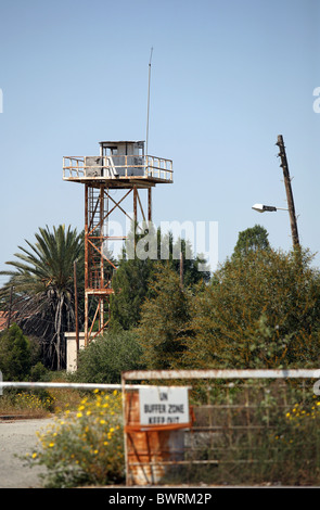 Abbandonato torre di avvistamento delle Nazioni Unite nell'ONU zona di buffer, Nicosia, Cipro Foto Stock