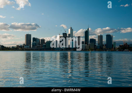 Città di Perth si riflette nel fiume Swan Foto Stock