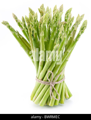 Un covone di asparagi su uno sfondo bianco. Foto Stock