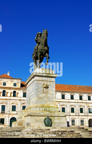 Statua equestre e palazzo ducale, Viçosa village. Foto Stock