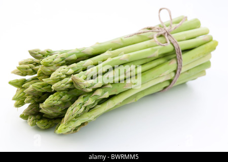 Un covone di asparagi su uno sfondo bianco. Foto Stock