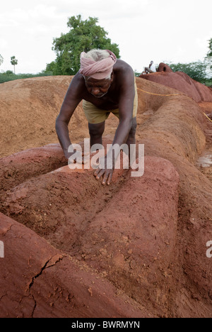 Duryodhana fatta con fango, termeric kumkum e polvere per Mahabharatha kuthu; Patukalam festival presso Sevelimedu in Kanchipuram. Foto Stock