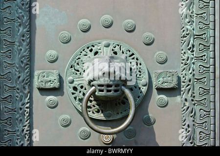 Porta romanica respingente, porta sud, San Vito Basilica, Ellwangen, Baden-Wuerttemberg, Germania, Europa Foto Stock