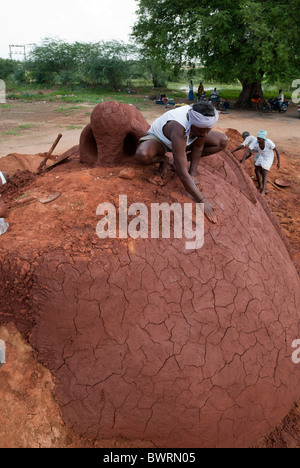 Duryodhana fatta con fango, termeric kumkum e polvere per Mahabharatha kuthu; Patukalam festival presso Sevelimedu in Kanchipuram. Foto Stock