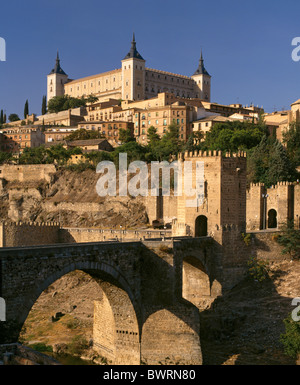 Il 10esimo secolo Puente de Alcantara oltre il fiume Tajo con l'Alcazar di cui sopra. Toledo, Castilla-La Mancha, in Spagna. Foto Stock
