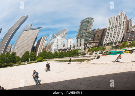 Lo skyline di Chicago riflesso in Cloud Gate, Illinois Foto Stock