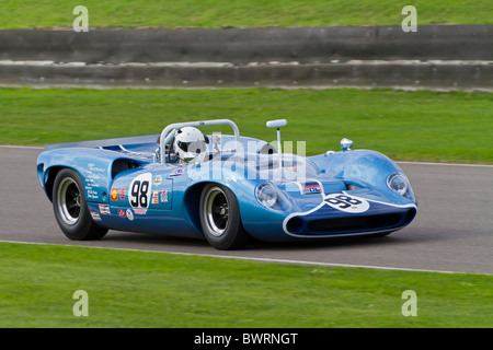 Andrew Smith nel 1965 Lola-Chevrolet T70 Spyder in Whitsun Trophy gara. 2010 Goodwood, Sussex, Inghilterra, Regno Unito. Foto Stock