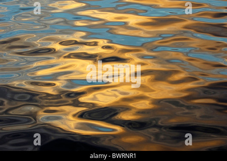 Increspature dell'acqua, i raggi del sole che si riflette sulla superficie ondulata del mare Foto Stock