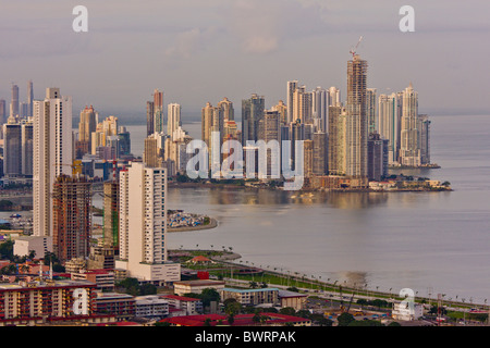 PANAMA CITY, PANAMA - Panama City skyline, grattacieli sul punto di Paitilla, in alto a destra. Foto Stock