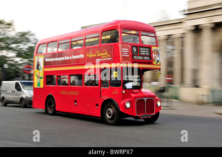 Red double-decker bus nei pressi di Knightsbridge di Londra, Inghilterra, Regno Unito, Europa Foto Stock