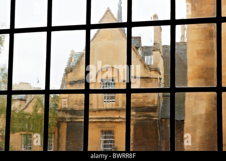 Attraverso una vecchia finestra. Oxford, Inghilterra Foto Stock